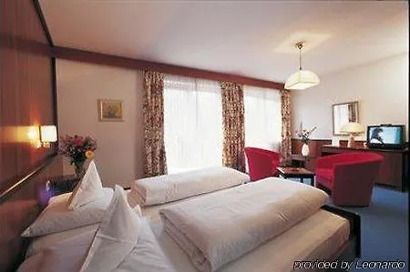 Juliane 4*